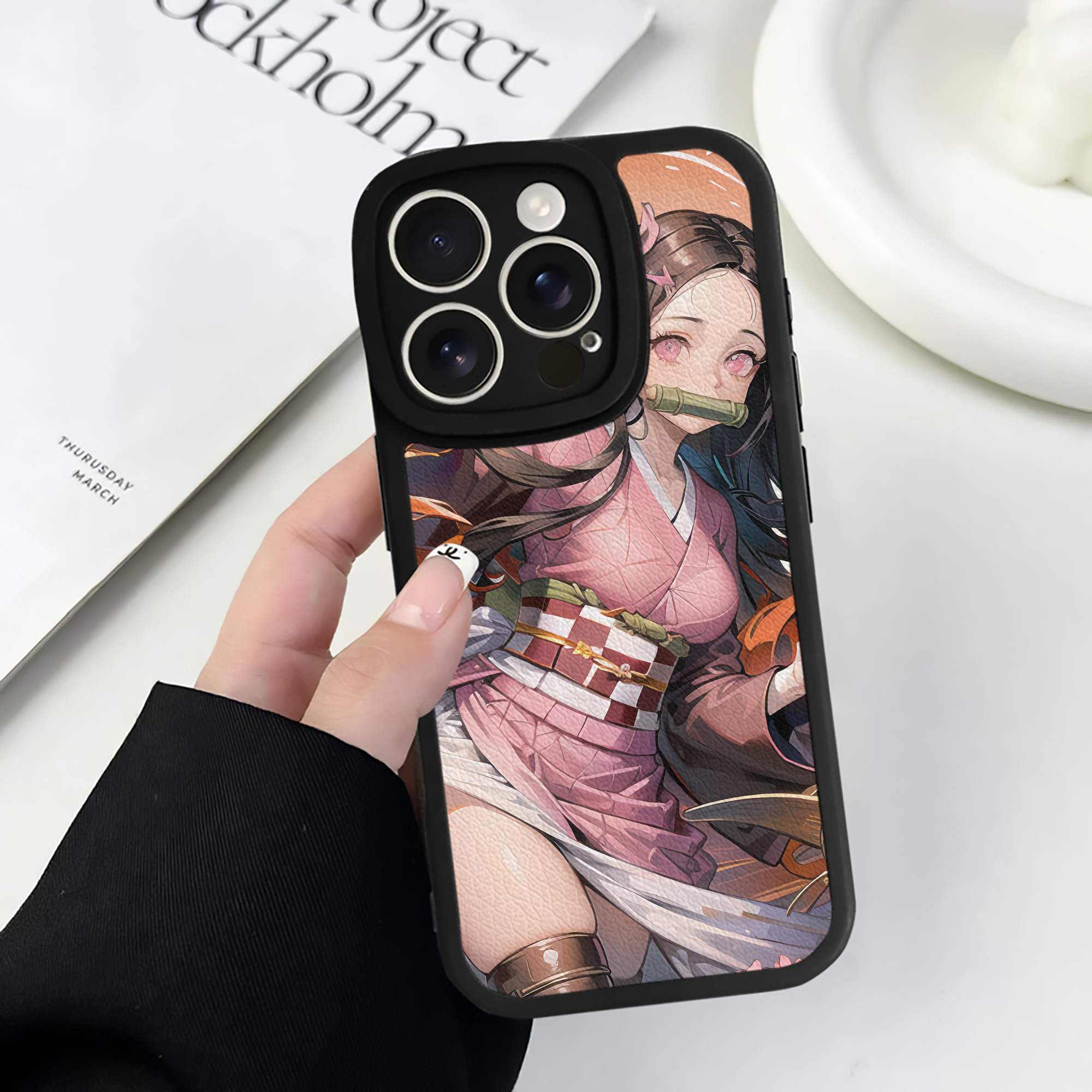 （画像用） 鬼滅の刃（きめつのやいば）竈門 禰󠄀豆子／かまど ねずこ Kamado Nezuko 【iPhone 16シリーズ対応】シリコンスマホケース（レザー調） 材質：シリコン